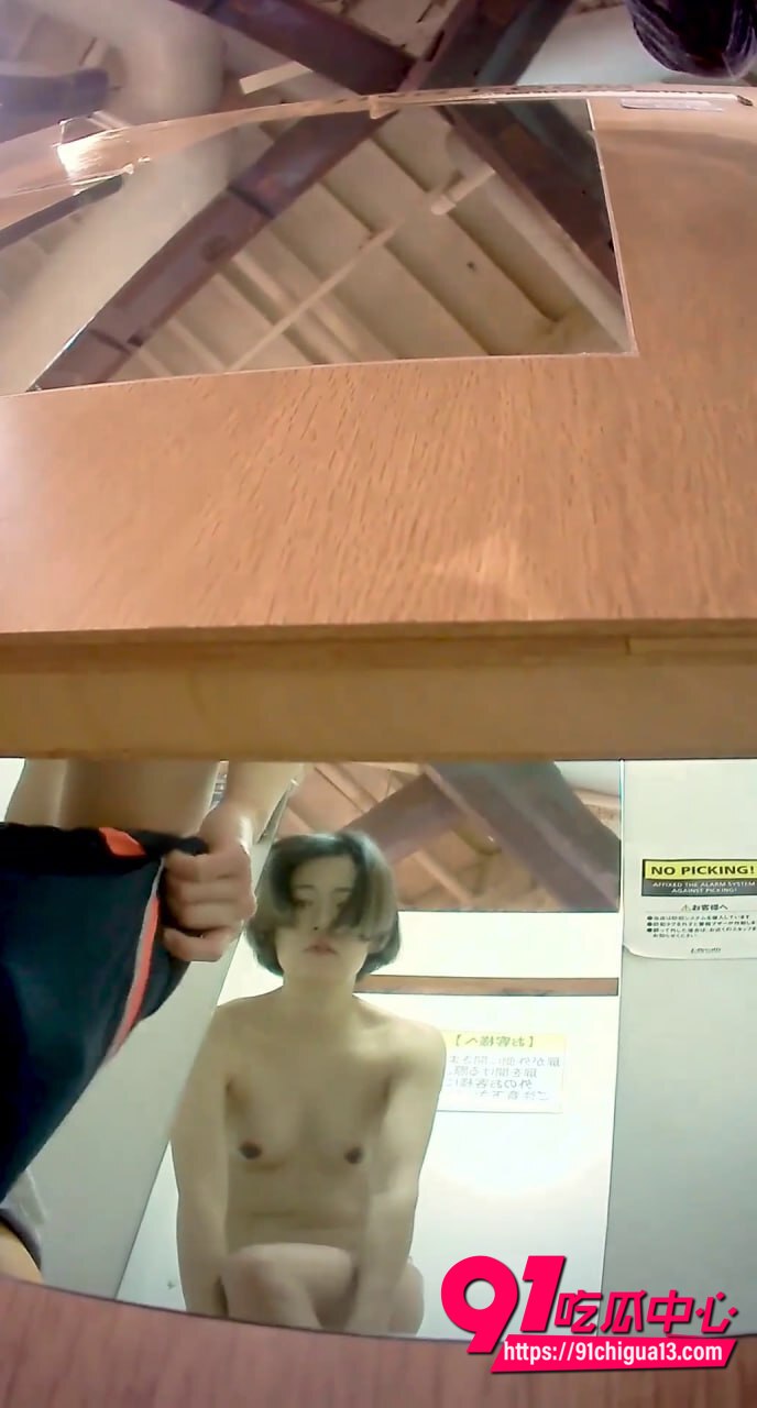 试衣间偷拍学生妹换装7