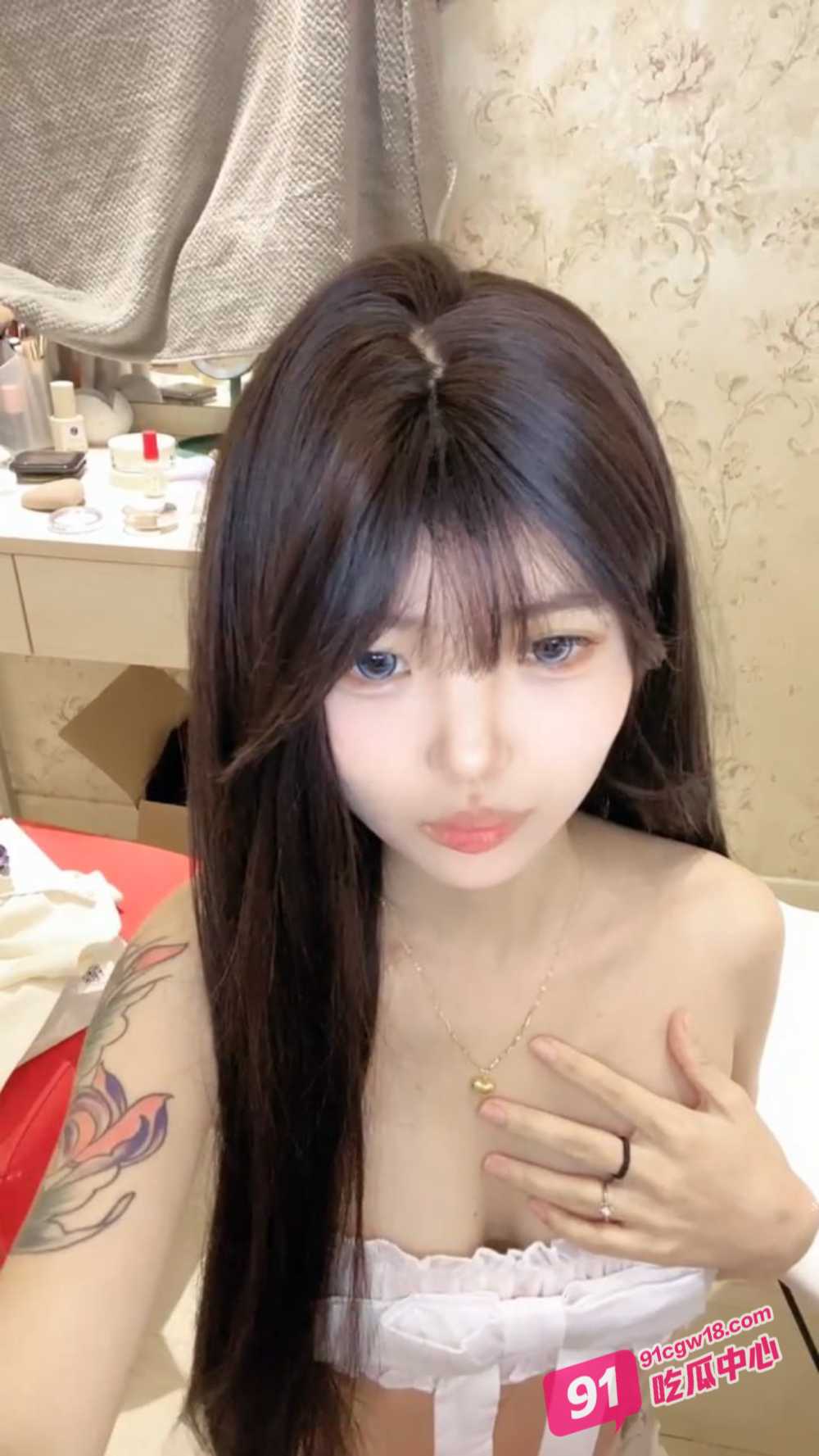 高颜值校花依依突破自我首次直播上演啪啪大秀！三点粉嫩极致诱人 配图