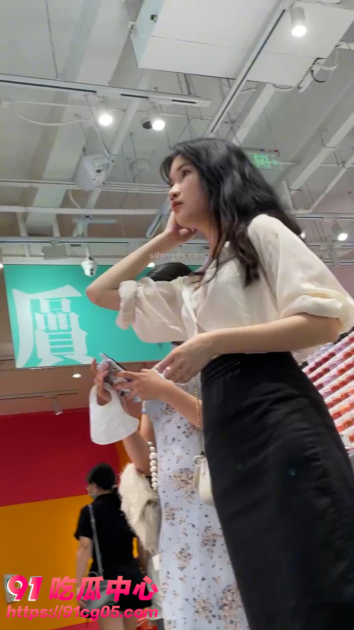 年度最佳街头偷拍～变态狂偷拍气质人妻 “这是今年质量最好的了”