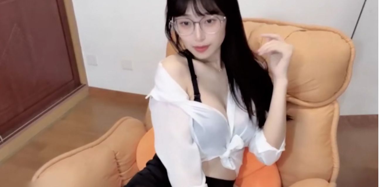 Stripchat白虎眼镜妹Nice2C开票房黑丝高跟大尺度自慰 道具玩大黑牛完整流出!