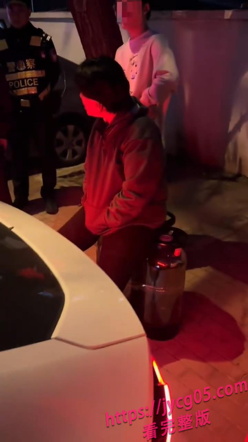 大妈抢车位硬刚警察半小时！对峙全程离谱对话！ 配图3