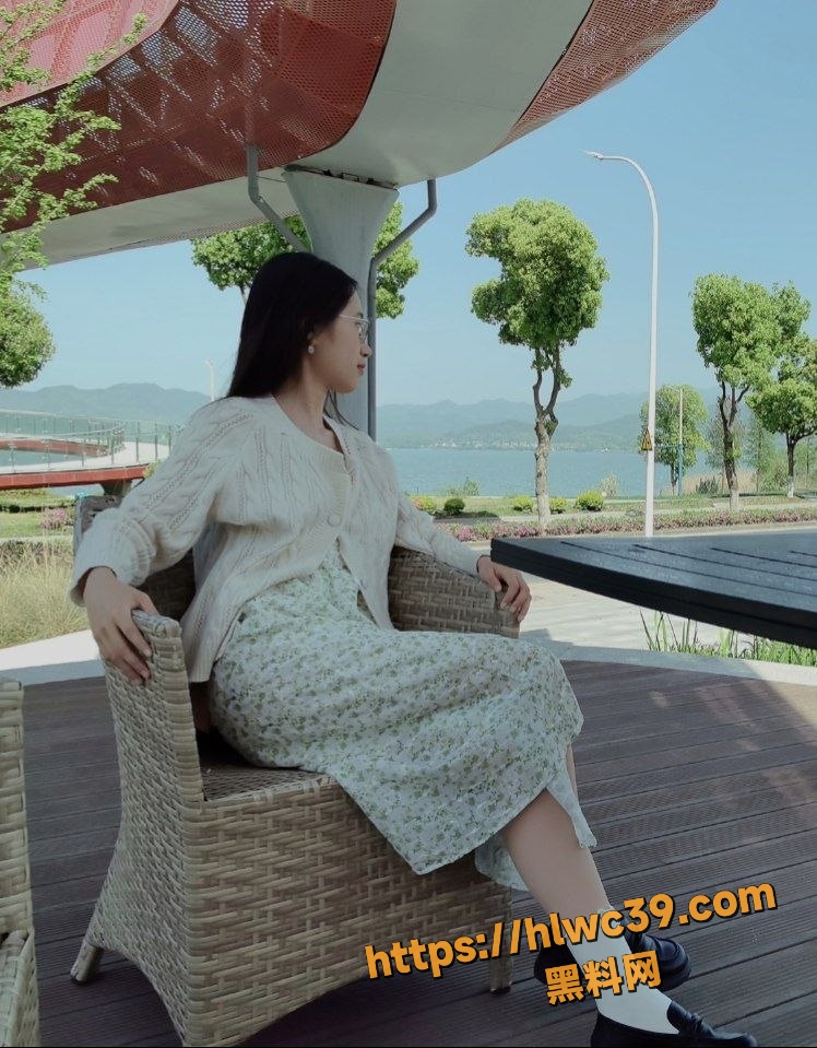 重庆素人淫妻 赵玲 老公为涨粉甩出自拍视频 甜美外表下纯情母狗被顶到浪叫 反差炸裂