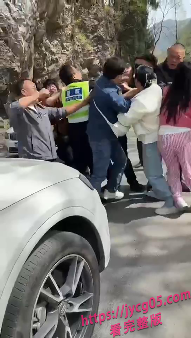 骂战现场升级无规则格斗赛！交警要是不在绝对出命案！ 配图3