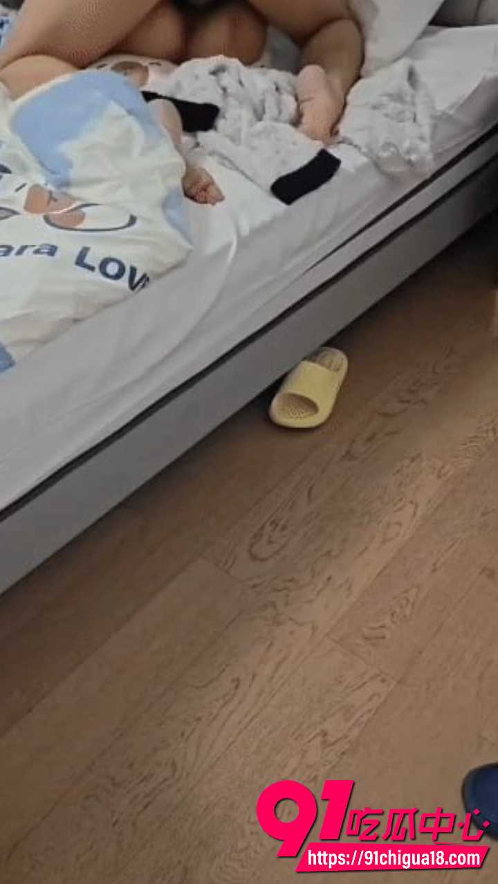 儿子偷拍妈妈洗澡后直接床上强上8