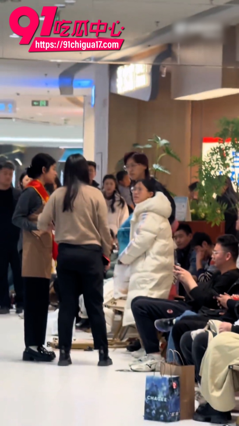 济南万达广场突发街头对骂宝妈PK年轻情侣9