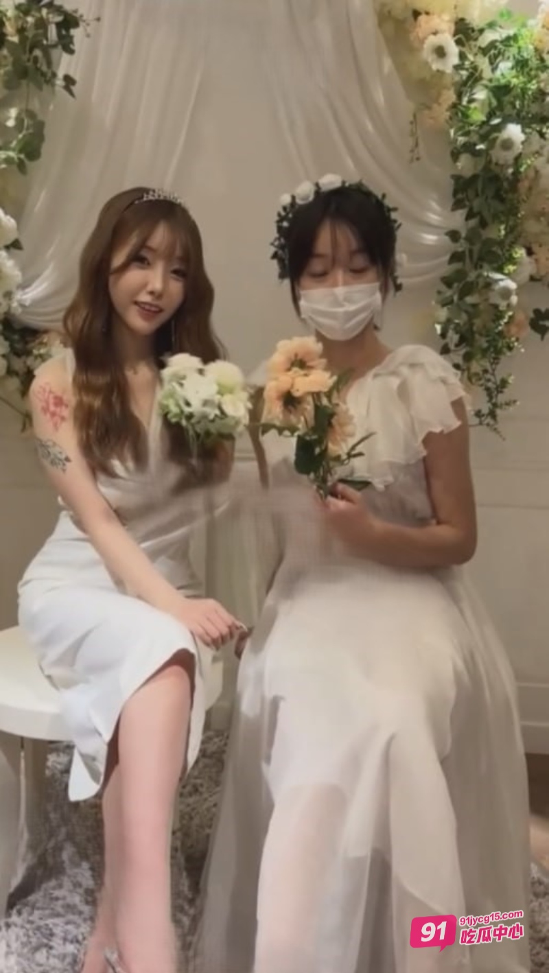 推特网黄lovechuu收费福利破解！与闺蜜轮番伺候金主爸爸！ 配图5