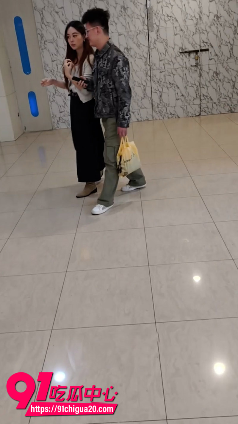 厕拍大神本人竟是JK嫩妹 商场女厕所美女尿尿画面被她偷拍记录