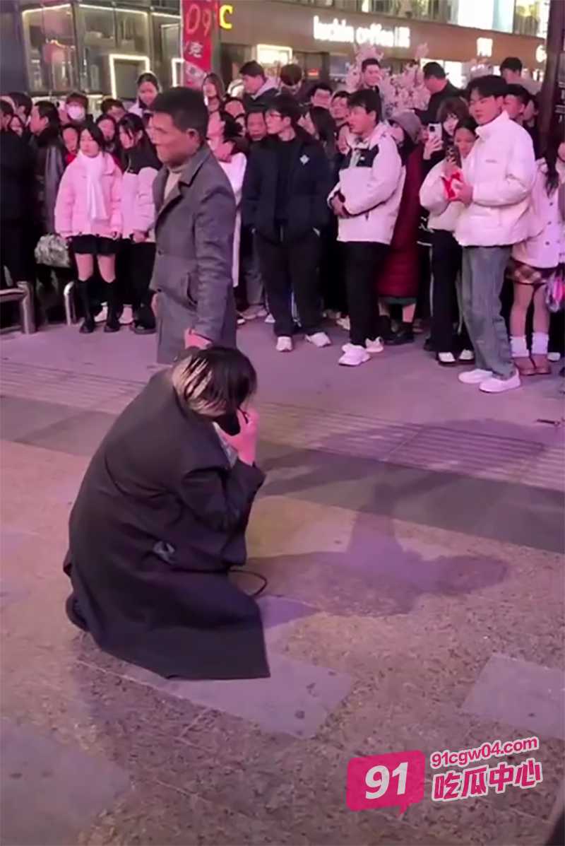 河南郑州女贼偷手机 路人大叔街头抓贼一招制服 一把揪住大快人心 配图2