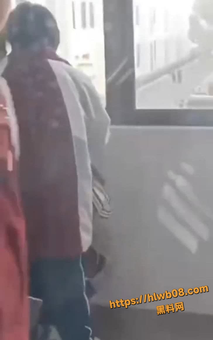 江苏淮阴中专教室走廊变活春宫 学生狗男女当众表演口交偷拍视频疯传！