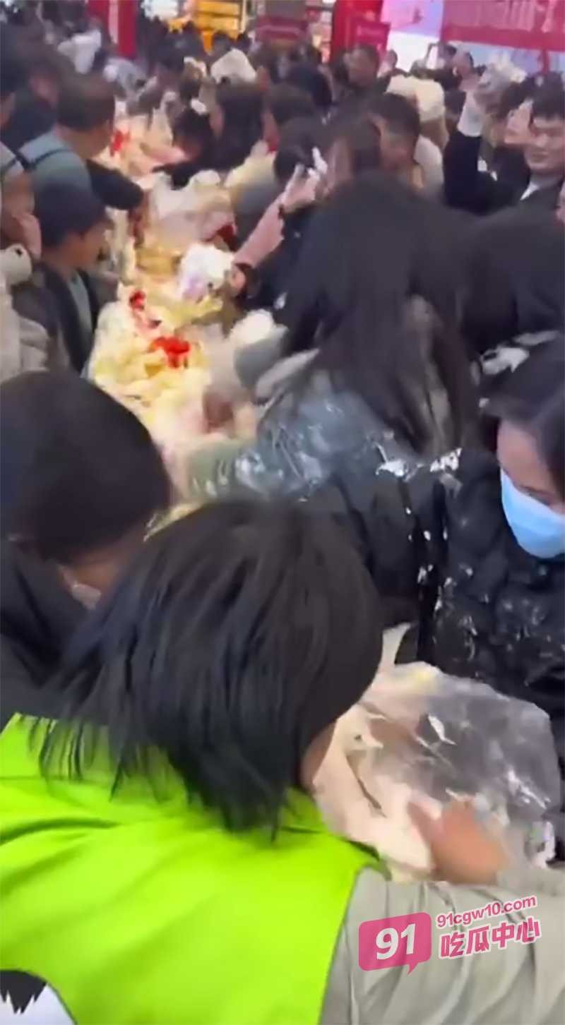 河南大饥荒复刻抢食名场面 城市中心广场哄抢蛋糕 大家是没吃过蛋糕吗？ 配图2