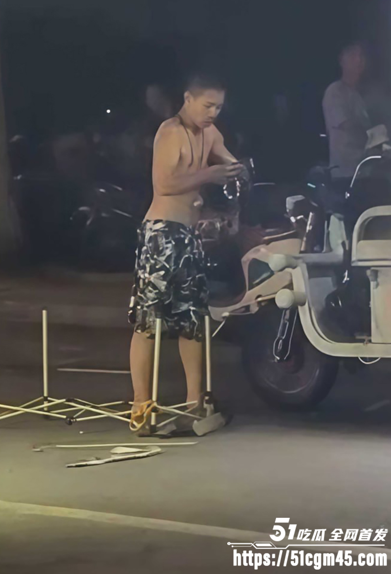 湛江渔港公园 茶摊西施穿的太骚 被醉汉当众调戏 男友出头爆揍上热搜