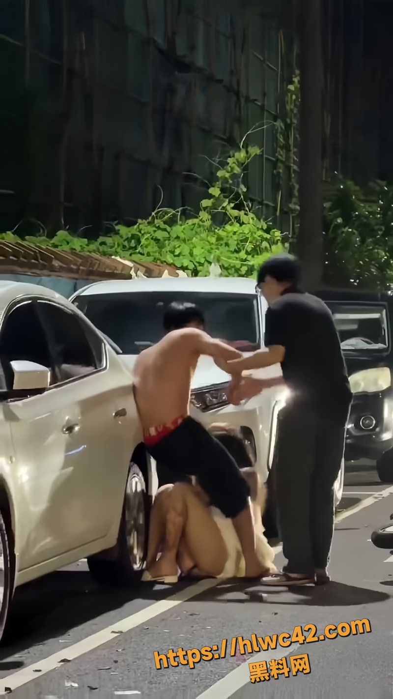 深夜街头赤膊男狂扇连衣裙女子耳光 情侣疑似出轨闹翻天 女子跪地死抓男腿不放