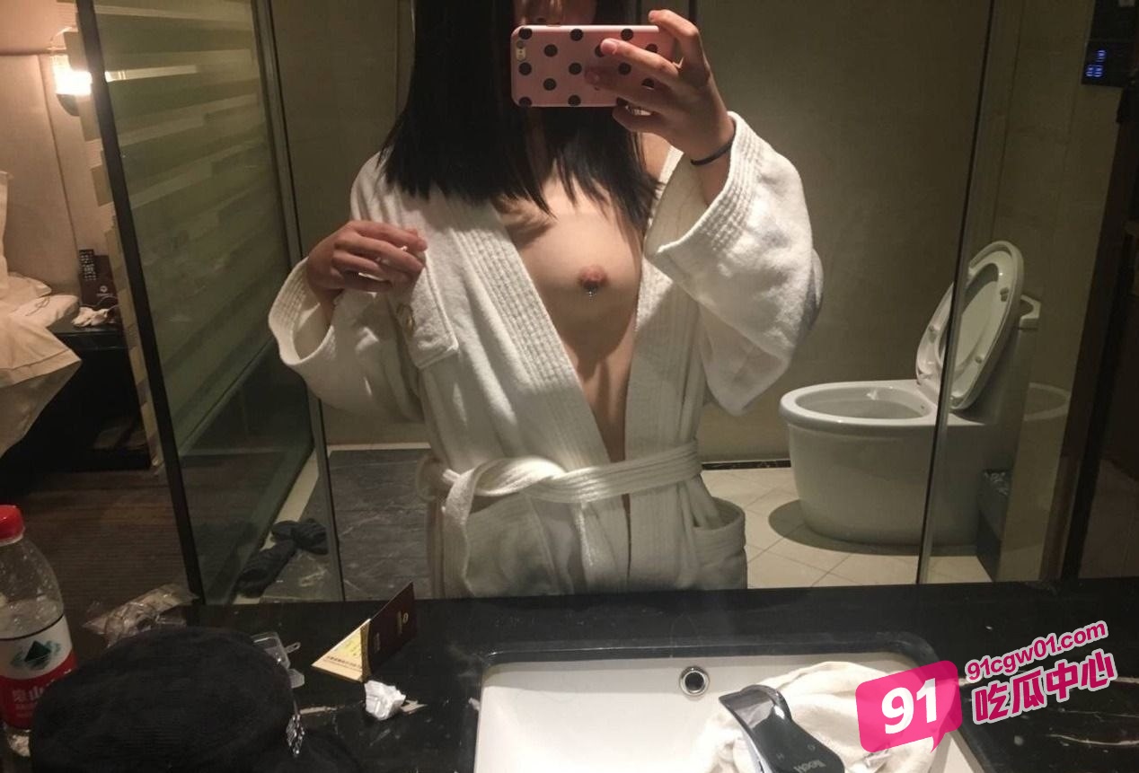 社会小妹李小莫艺名依依早期下海作品 从首次做爱穿乳钉到骚母狗极限拳交扩阴! 配图5