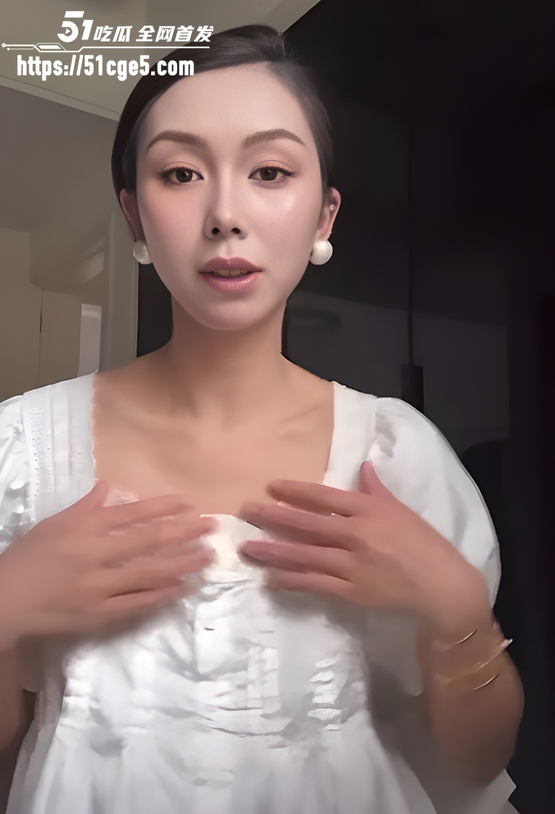 绝美网红主播真空走光合集 6