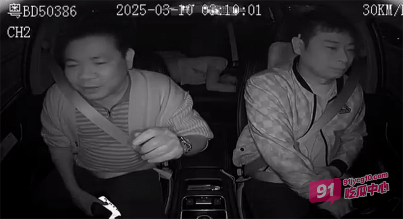 广东深圳女子乘坐网约车时强吻司机 撸司机的生殖器～ 配图