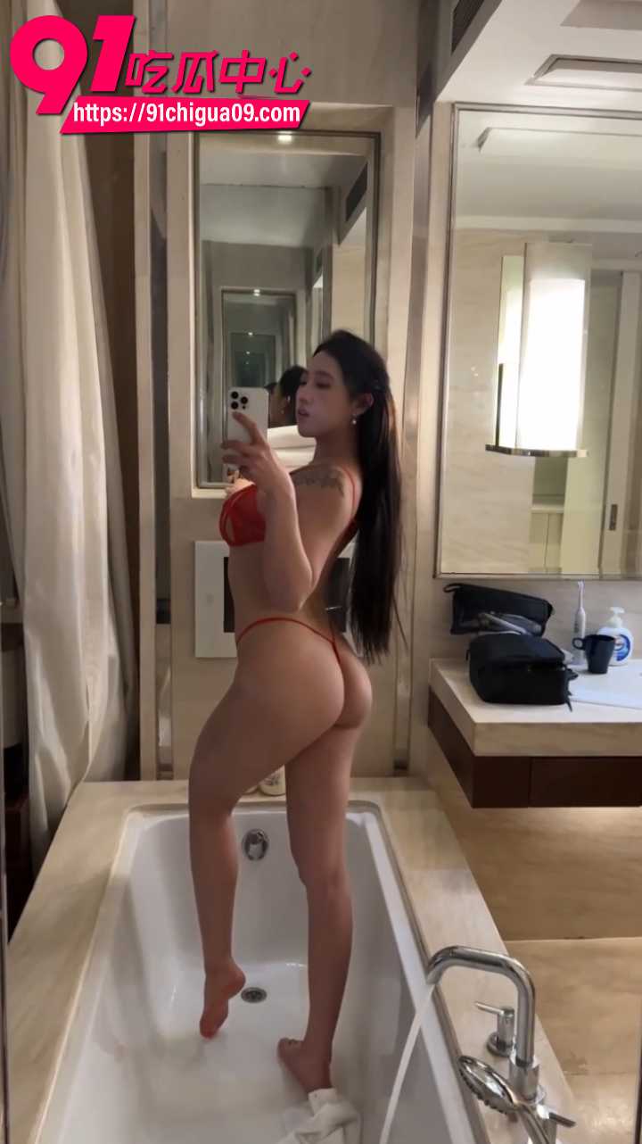 木里人鱼巨乳炸裂比基尼湿身浴缸自拍7