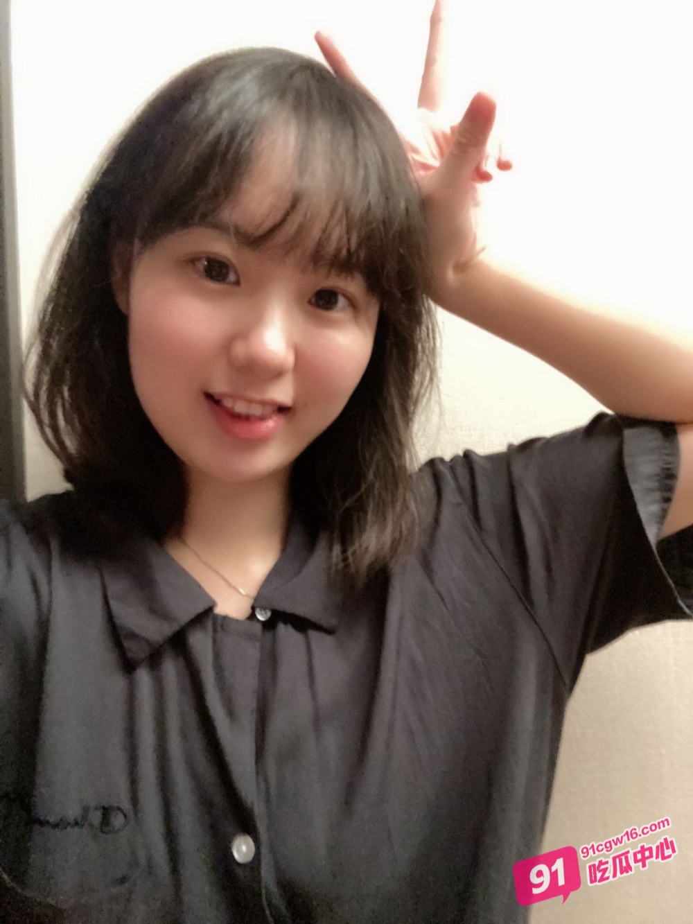 00年的妹妹陈清华外表超清纯的玉女 但背地里特别的骚穿着黑丝被猛男爆操 配图2