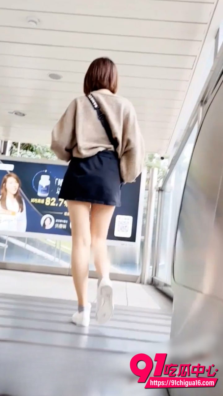 抄底大神跟踪偷拍两位短裙少女 白虎无内无毛与情趣内裤的大比拼