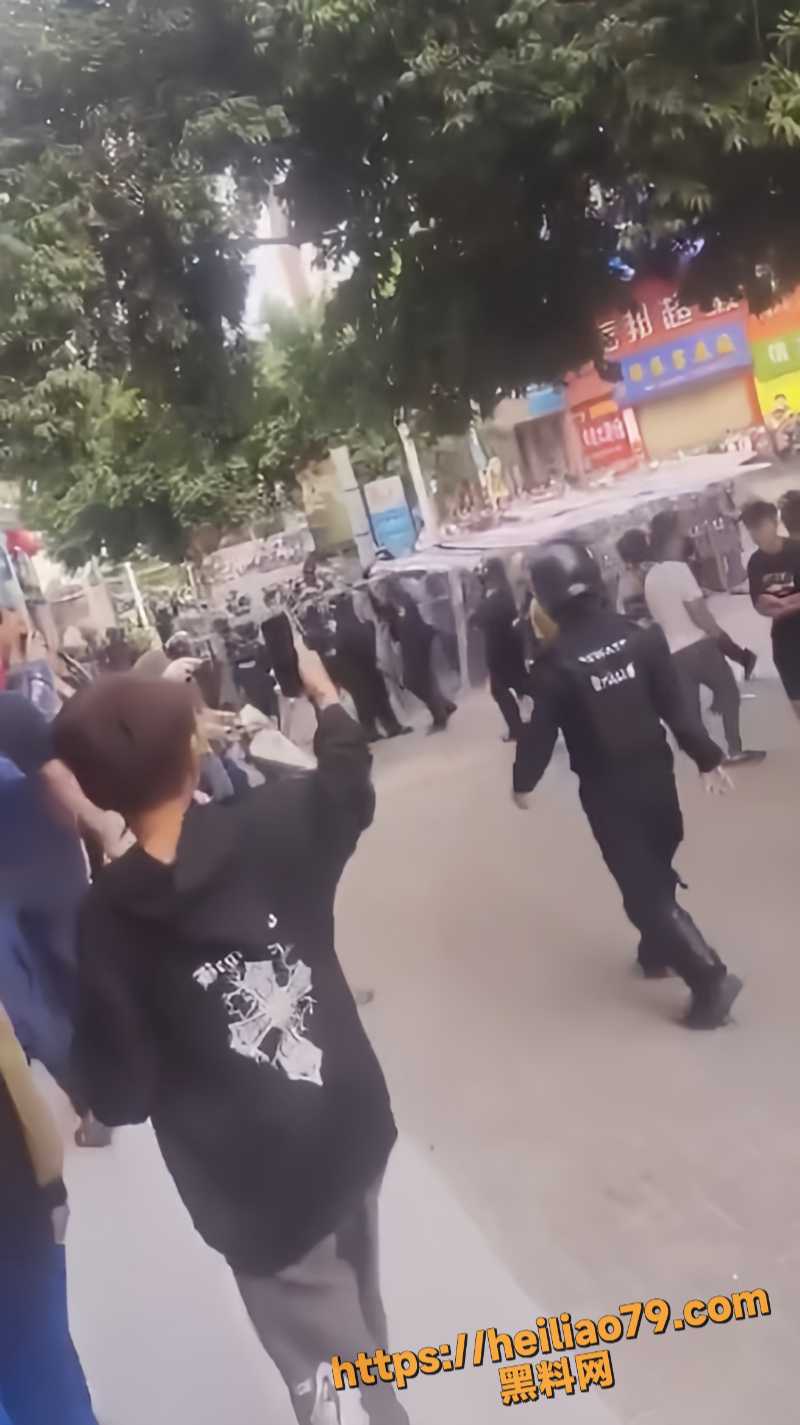 广东茂名信宜水口镇火葬场骗局曝光 村民怒砸防暴警棍棒飞舞现场大乱