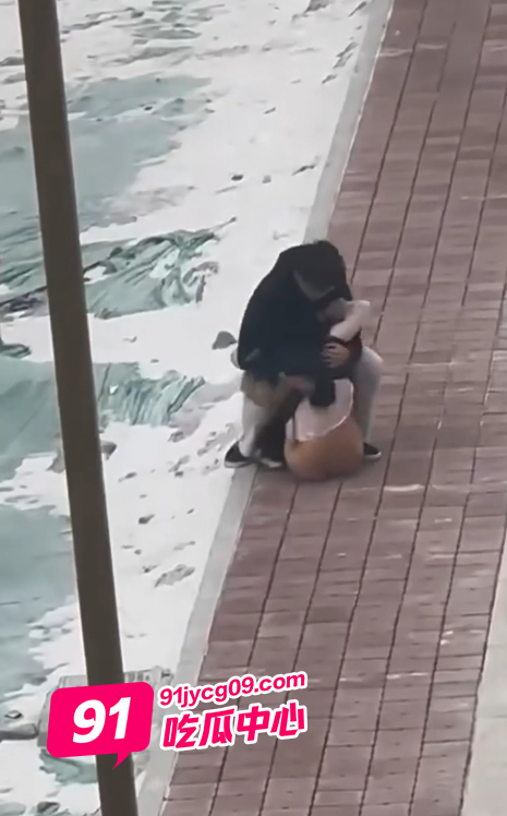 情侣街头吵架 女子居然脱光躺下给所有人看！