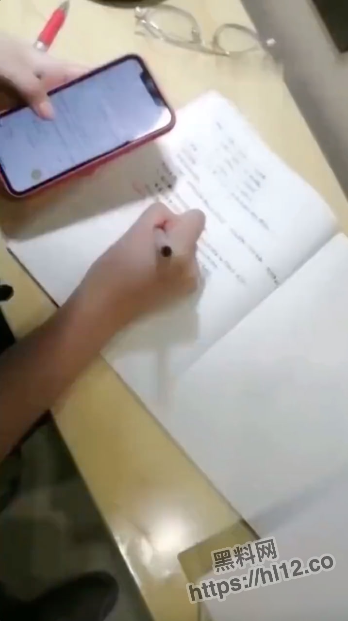 精彩淫语对白写着作业跟老妈一边打电话一边操逼～