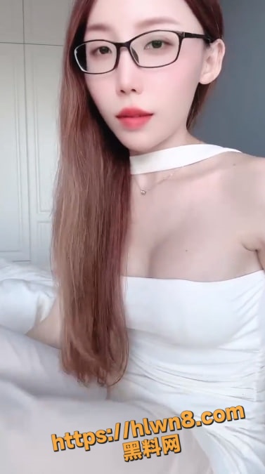 快手主播少妇眼镜娘婷婷老师定制视频 口交3P放尿道具一应俱全！