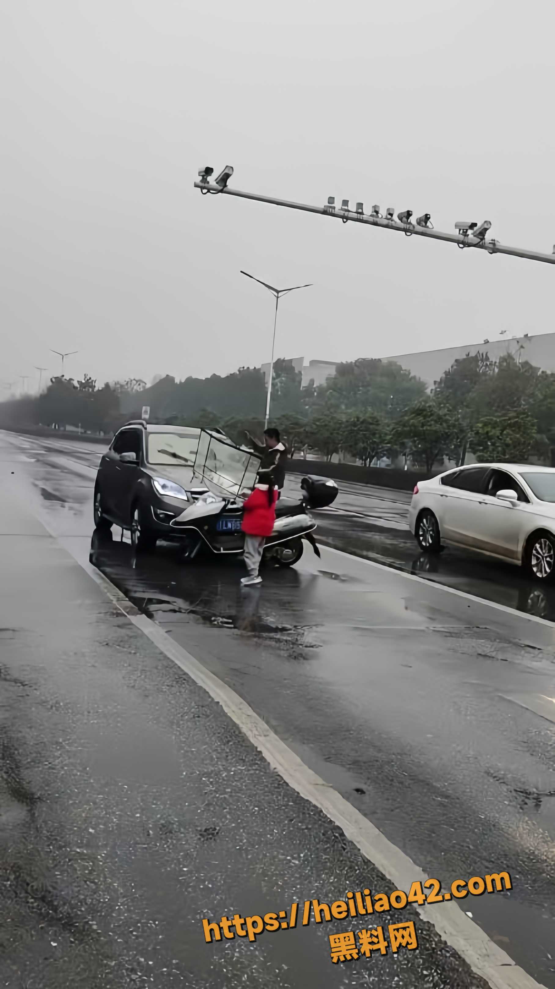 路怒症电动车大哥 被溅水后当街砸车暴打车主 现场实拍视频流出疯传！