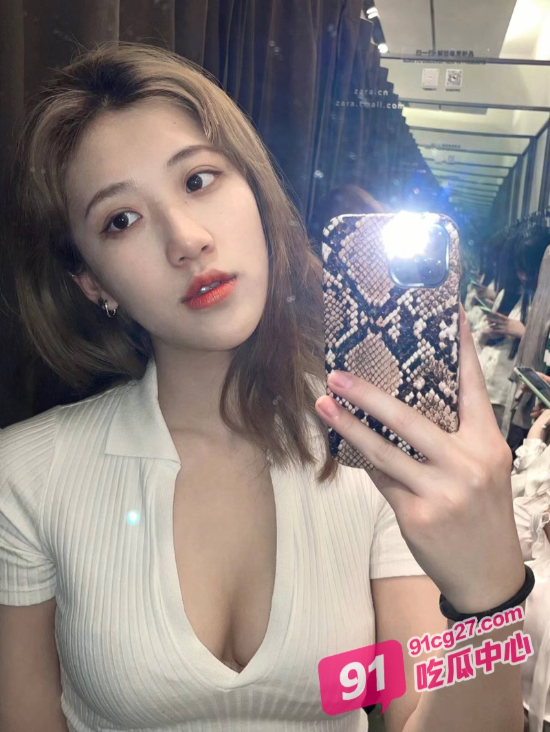 性感少妇帮邻居大哥做保洁 边扫地边被操 隔壁老王不讲武德！ 配图2