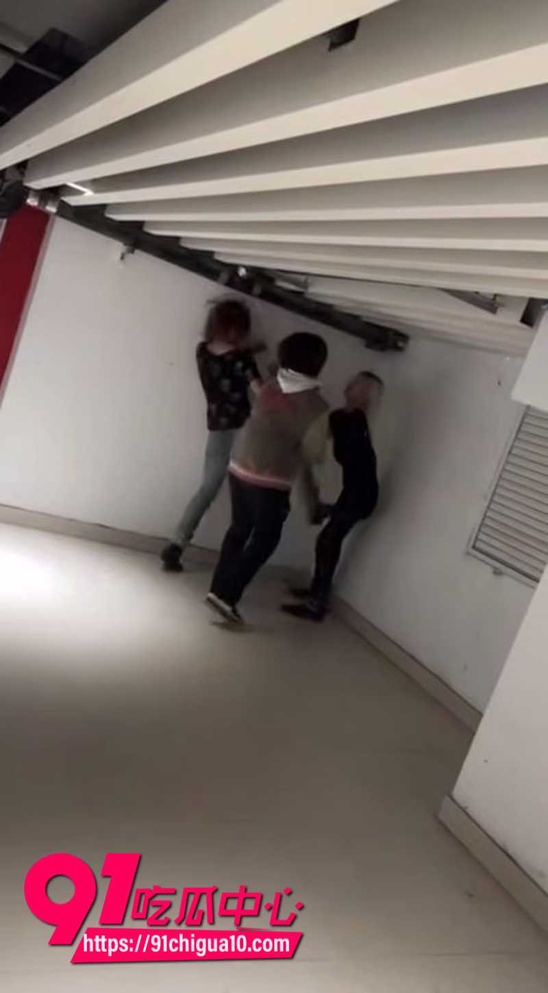 精神小伙打架霸凌现场5