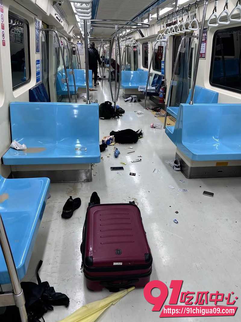 台湾捷运上演现实版釜山行 男子雨伞狂砸车窗引全员大逃亡 真相令人咋舌！