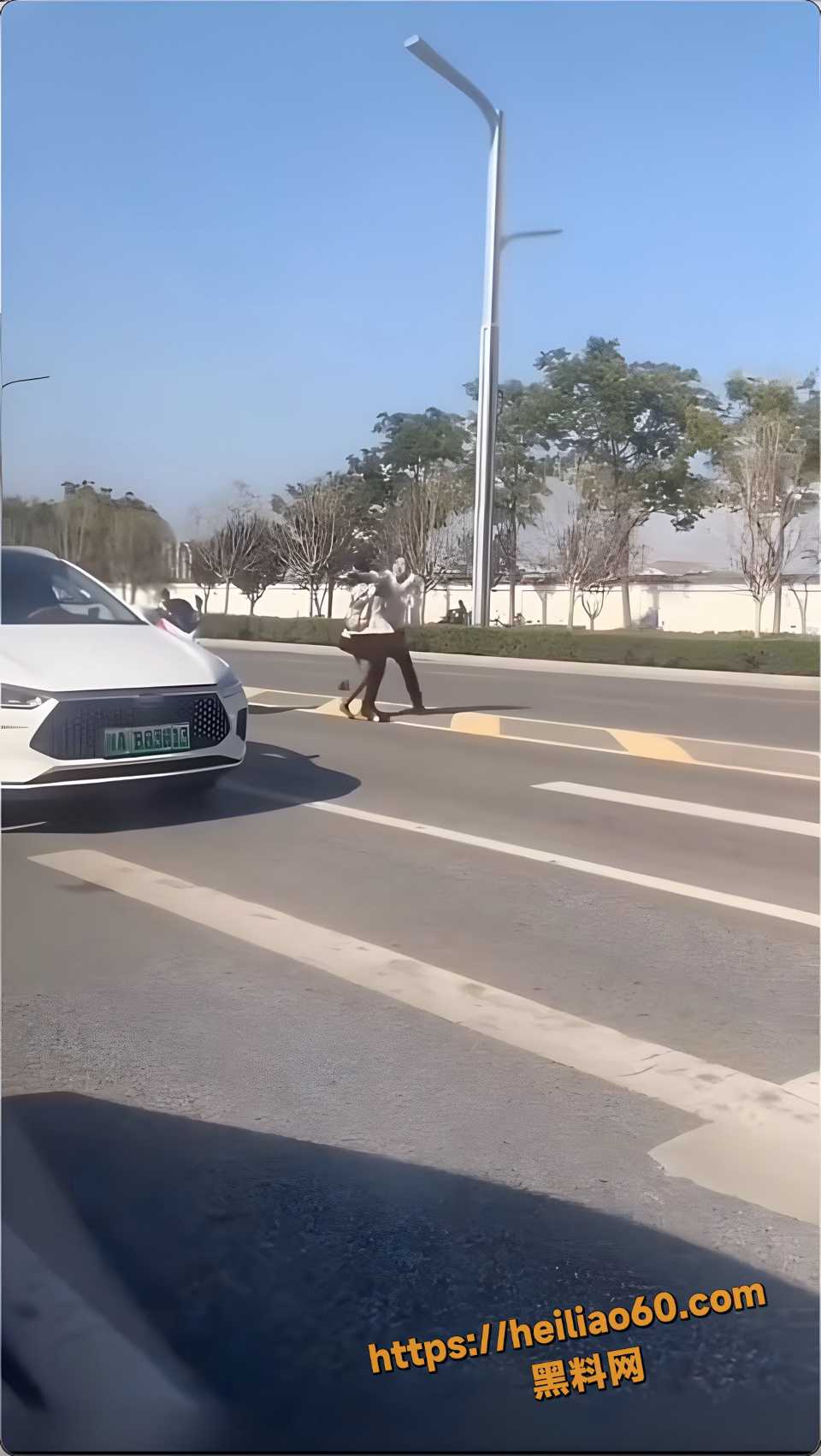 路怒女暴打机车黑丝妹 路怒女狂捶黑丝妹胸口 黑丝美腿在空中乱踢乱甩 现场一片狼藉！