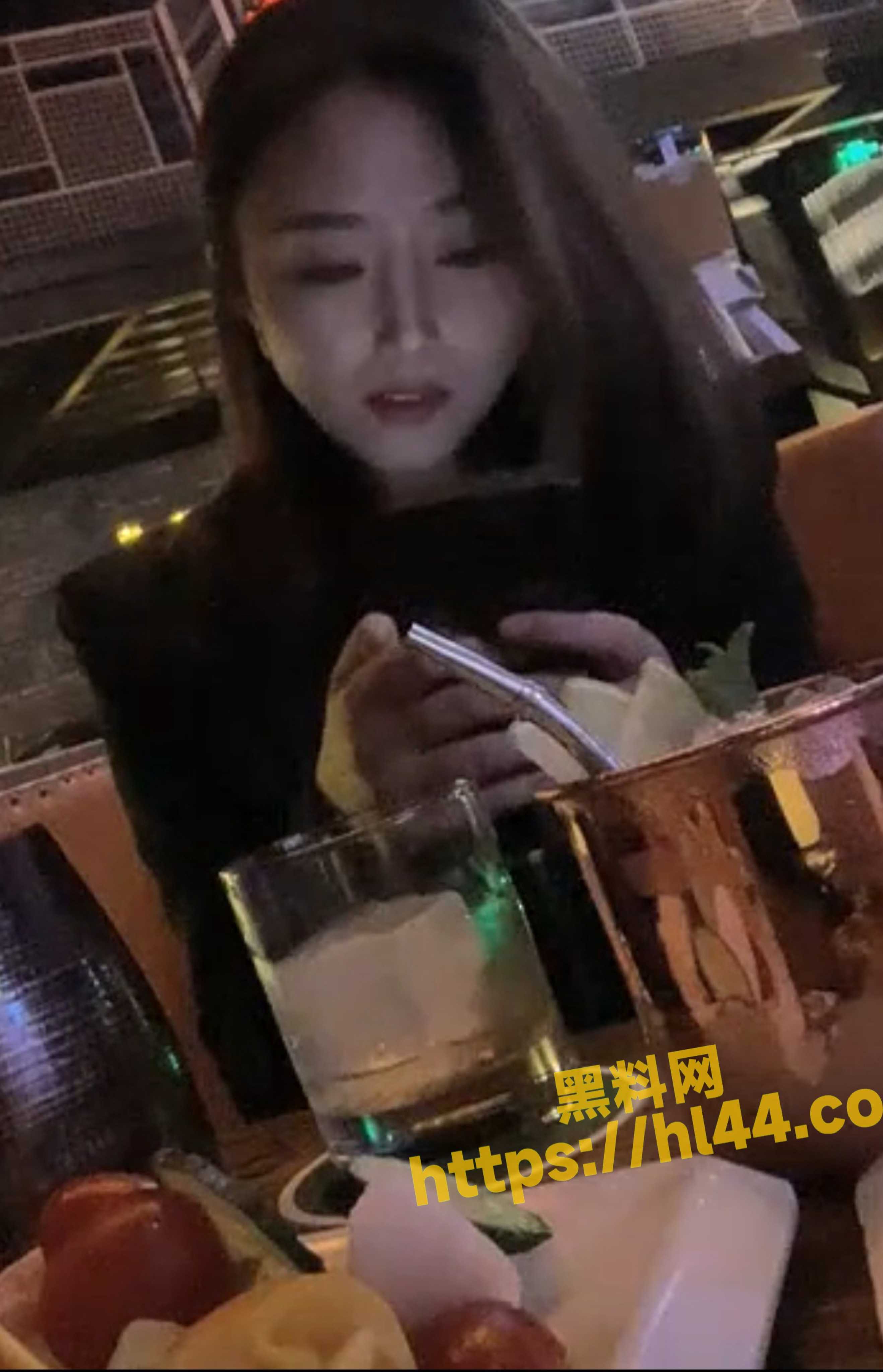 帅哥酒吧钓了个高颜值高气质御姐 灌醉带回酒店 趁机爆操！
