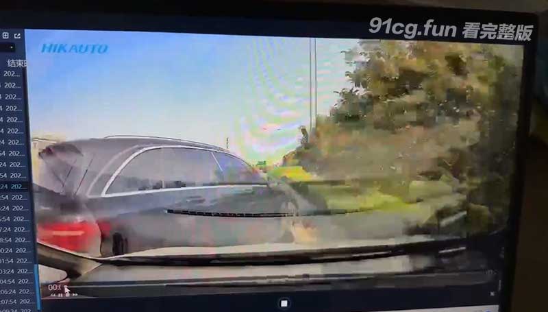 公路鬼字切路黑色SUV翻车 行车记录仪完整画面曝光 不意外结果