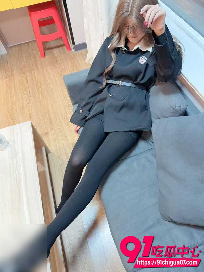 海角大神姐弟一世情 和姐姐激情乱伦 同时给闺蜜打电话 惹得闺蜜忍不住抠逼自慰!