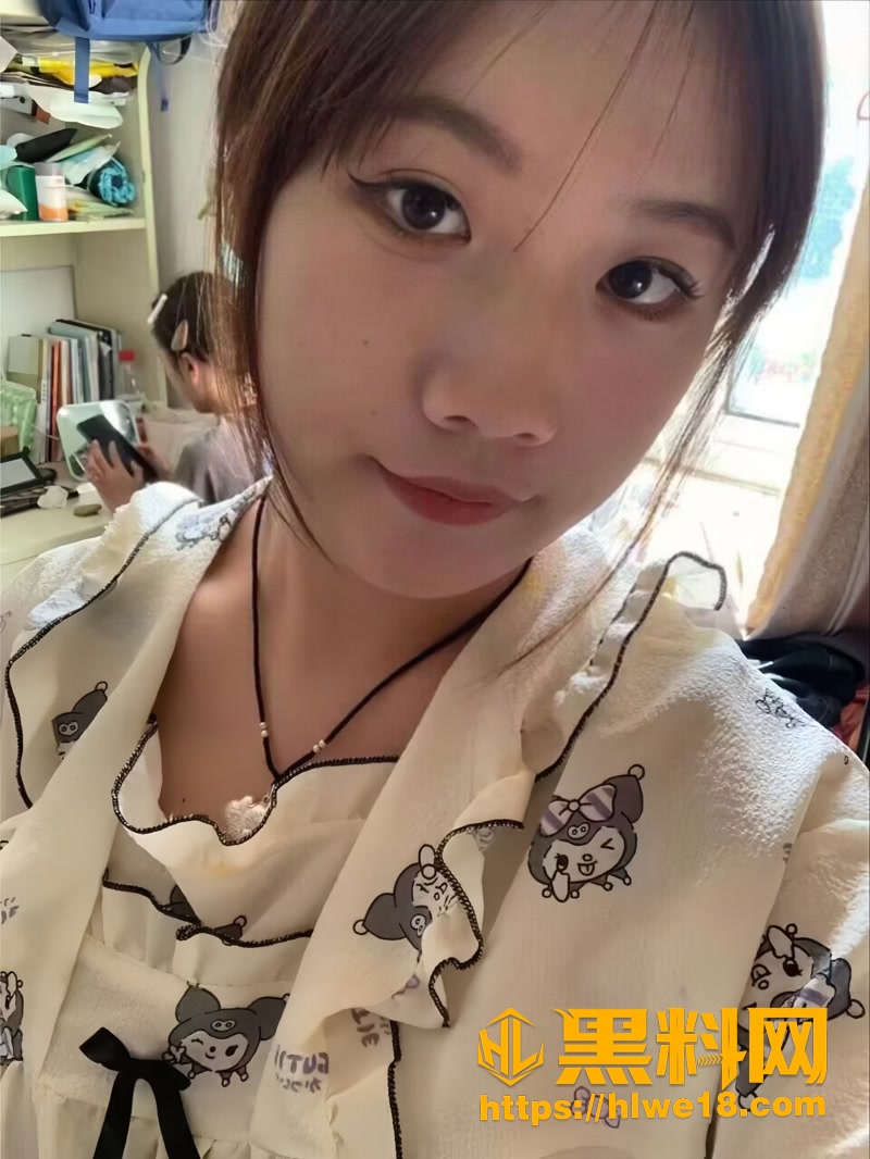 武大经管学院眼镜学妹 林晓雯 被学长按头深喉口交后入性爱视频
