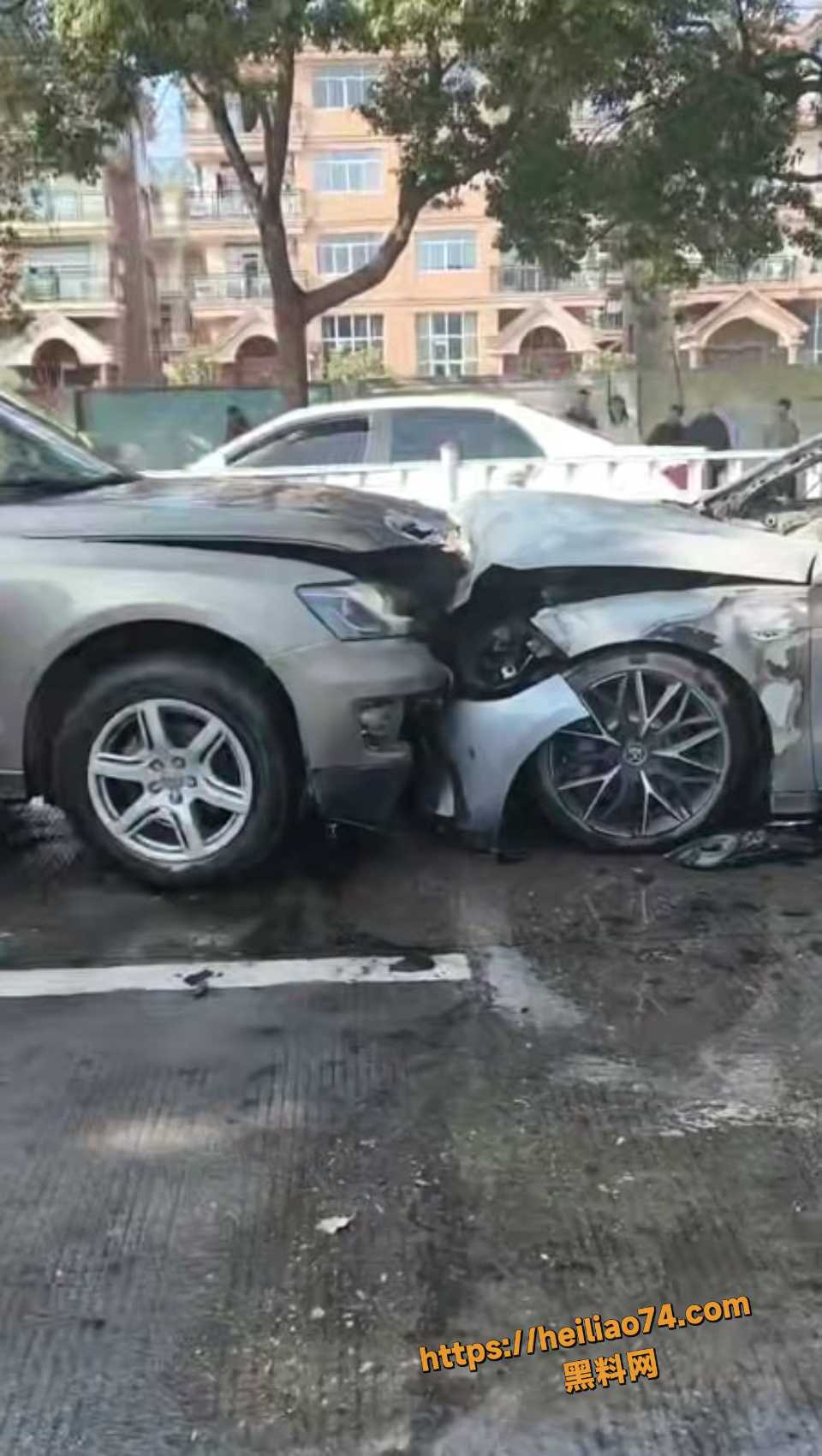 台州半坦小区 比亚迪逆行猛撞奥迪 两车瞬间起火 最终烧得只剩车架
