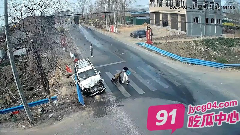 十字路口惨烈车祸！老太被撞飞5米后坠沟！当场身亡！ 配图3