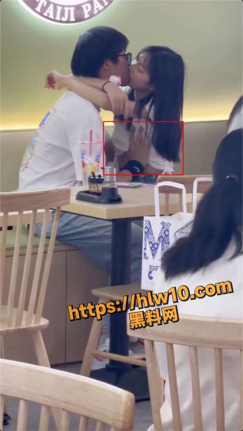 眼镜宅男和女神在奶茶店当众热吻 小手抚摸大奶被全程拍下疯传！