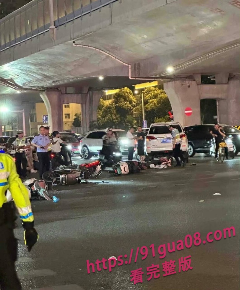 郑州小米su7车主连撞17辆车2.jpg