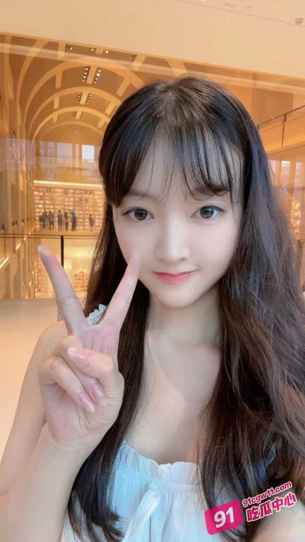 广西建设职业技术学院情侣校园野战被拍 小女友主动蹲地口交相当之饥渴！ 配图