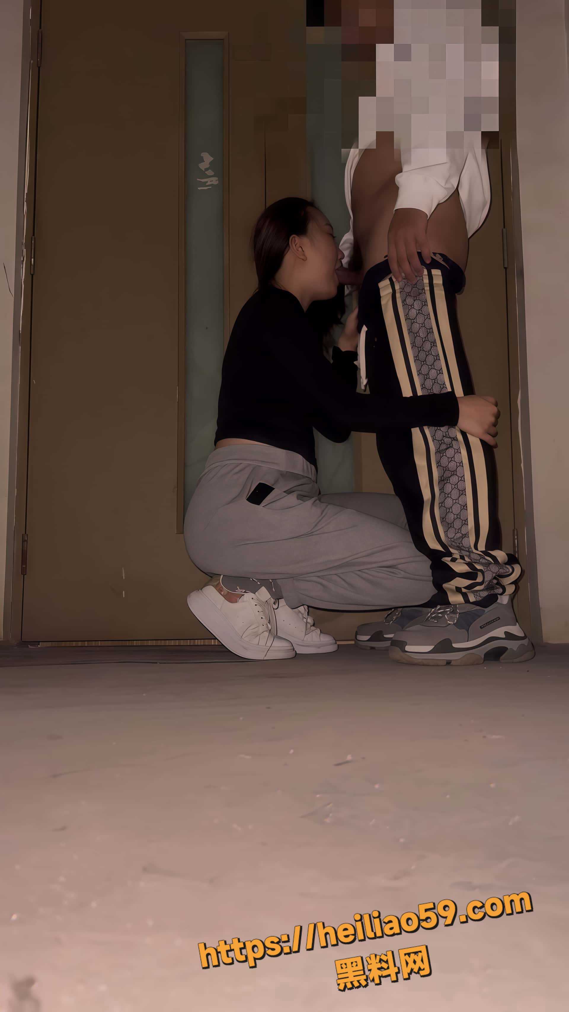 性感女神 周沐 化身饥渴母狗 被金主楼道公开调教 反差诱惑太犯规！