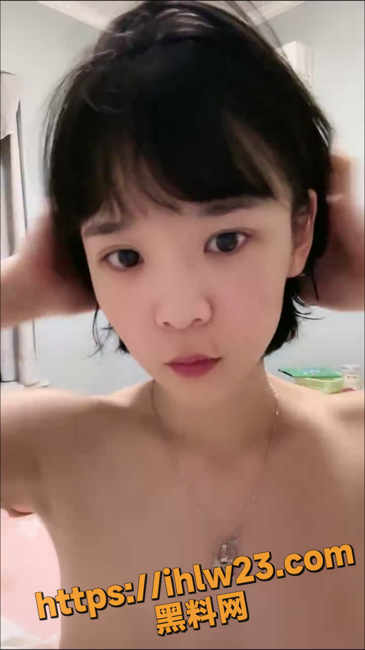 学生小情侣为了生计下海做色情直播 小妹妹都快进入梦乡了 被男友强行插进阴道