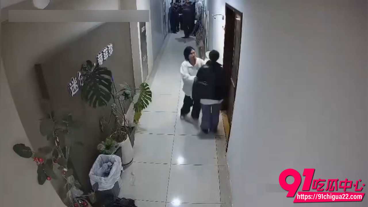 杭州四季青老板娘二姐商场走廊暴打小三6