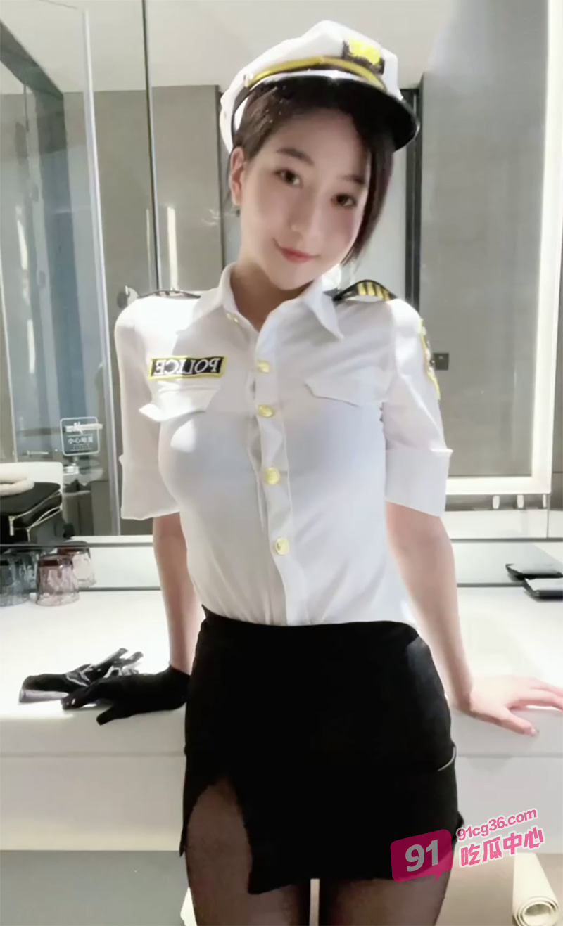 推特极品嫩妹COS装私拍流出 大奶酥胸超级撩人~ 配图2