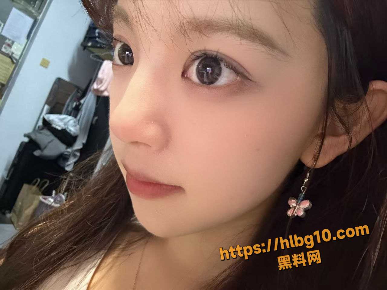 独家投稿 南京工业大学学生妹 王诗瑶 白丝开裆裤当狗溜 跪在地上吃主人的鸡性爱视频被曝光！