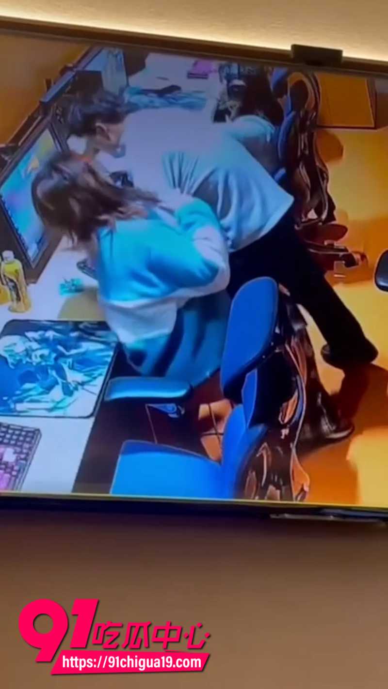 湖南岳阳一男子在网吧包间打游戏时被女子性骚扰12