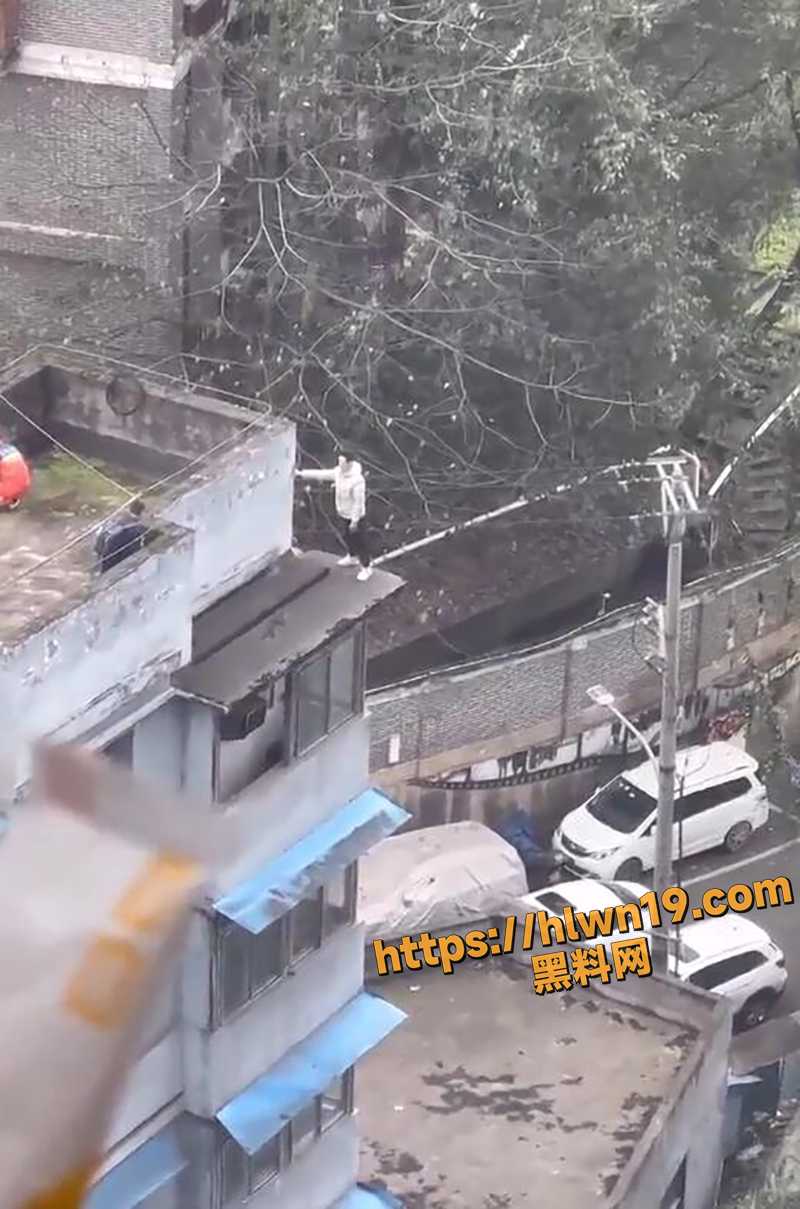 直击跳楼现场 年轻小伙生无可恋 天台寻死 消防员未及营救 绝望跳楼已身亡！