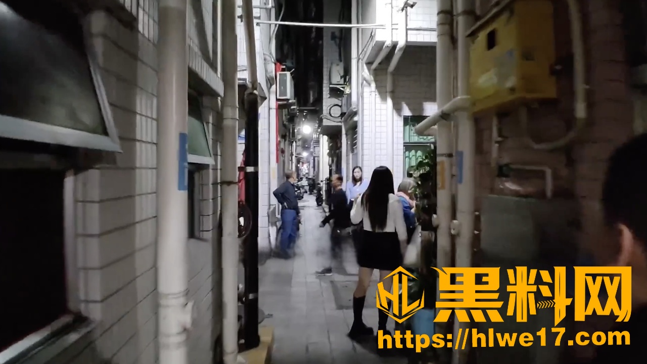 扫街探店 偶遇后街乖巧白衣小姐姐 主动脱衣深情口交 兄弟们觉得值多少钱？