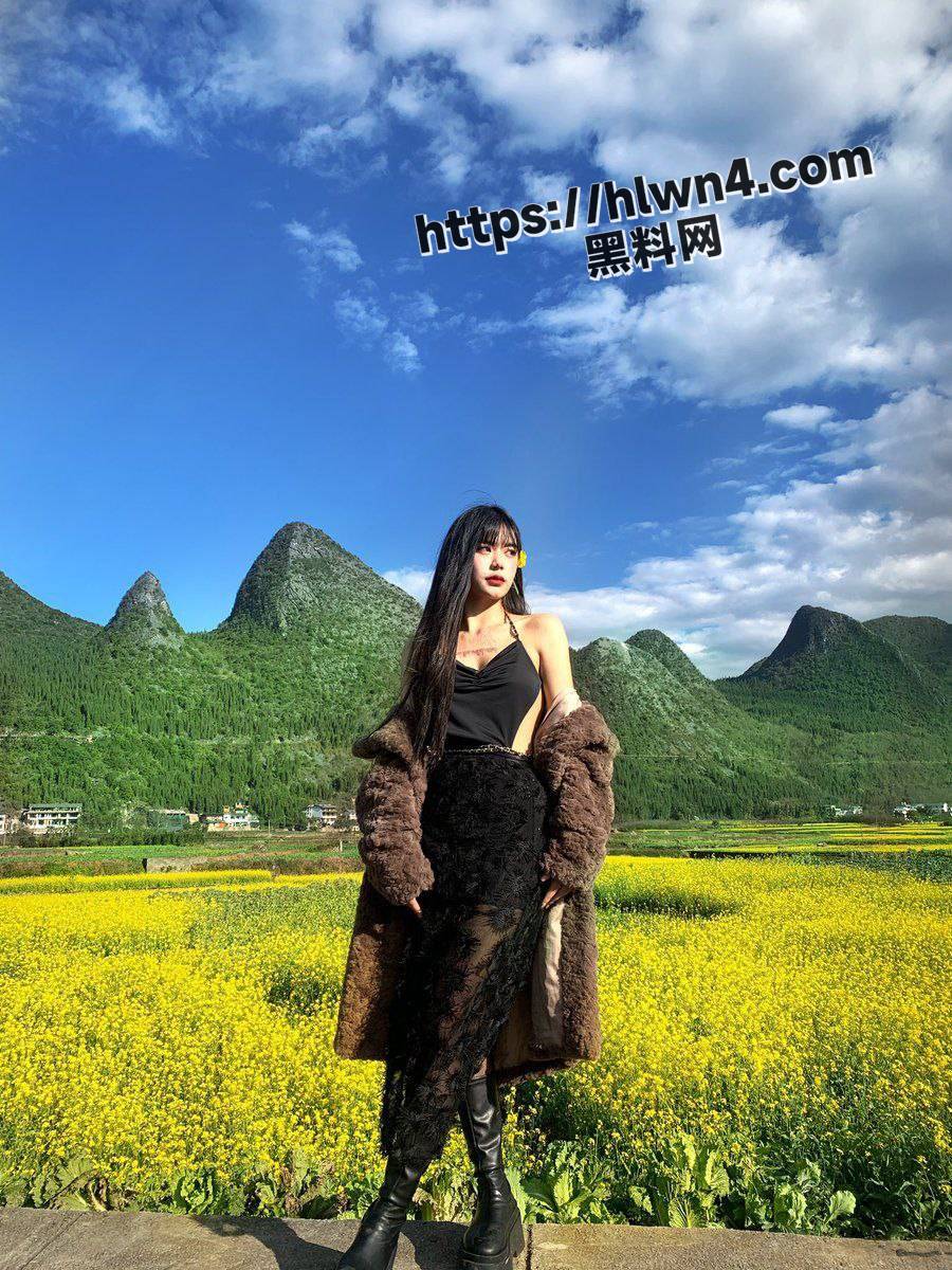 推特高颜值黑皮美女 长相还是身材方面都一级棒的性感纹身极品身材 大长腿搭配致命黑丝性爱！
