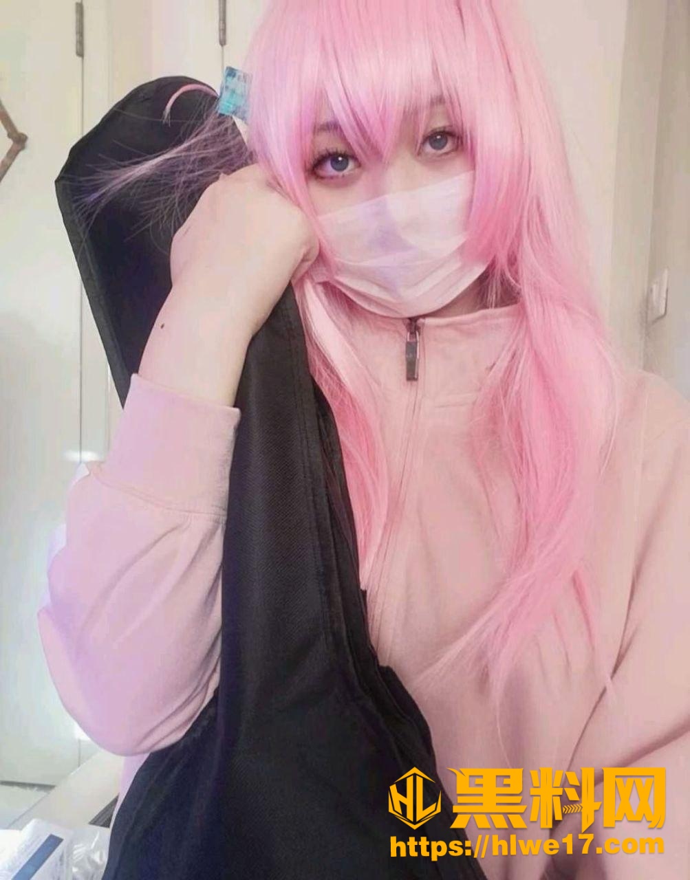 成都大二学生 王晨 天天不去上课 就窝在宿舍里 自拍隐私部位跟男生裸聊